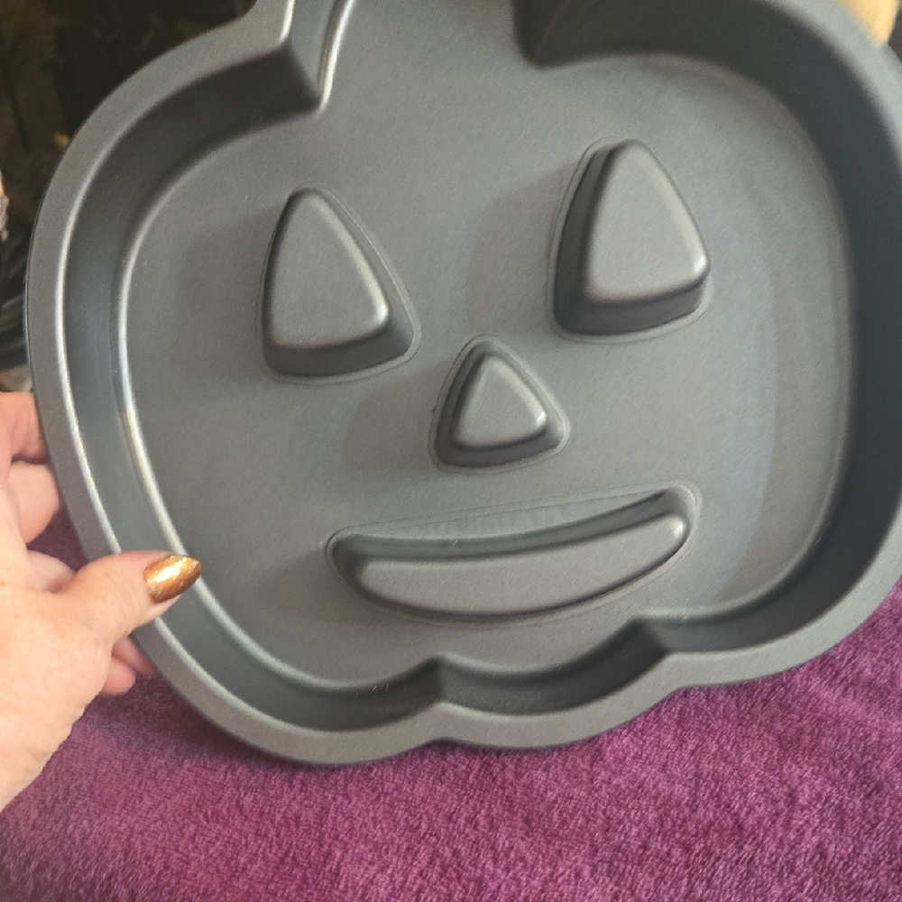 Gray Pumpkin-Shaped Cake Pan